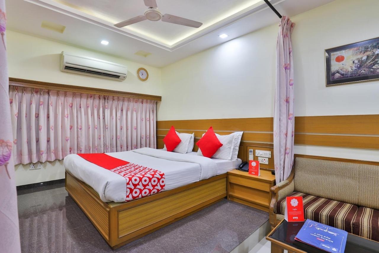 Oyo 17117 Hotel Rainbow Vadodara Exterior foto