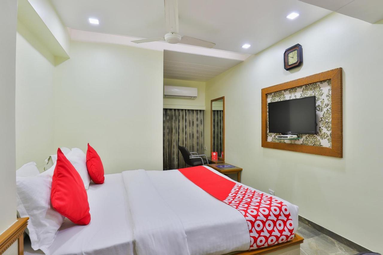 Oyo 17117 Hotel Rainbow Vadodara Exterior foto
